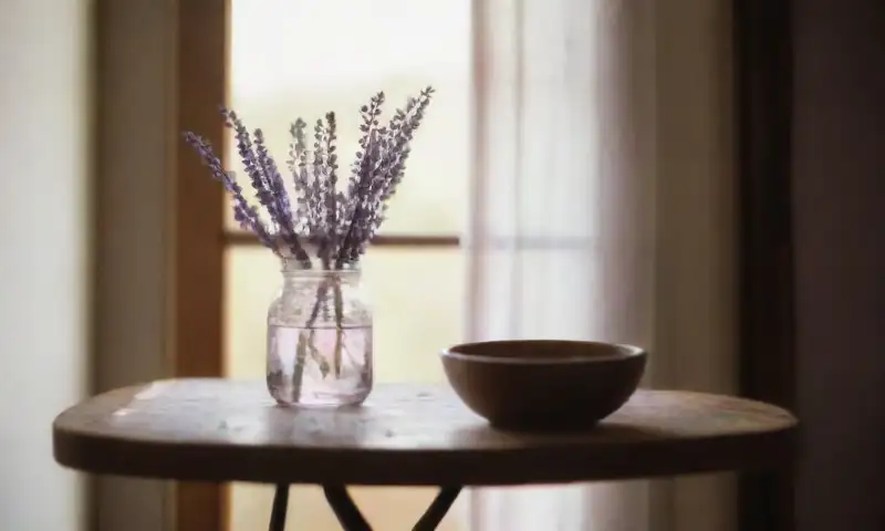Una habitación luminosa y acogedora con aromas pastel, una toalla blanca y detalles rústicos, todo en perfecta armonía