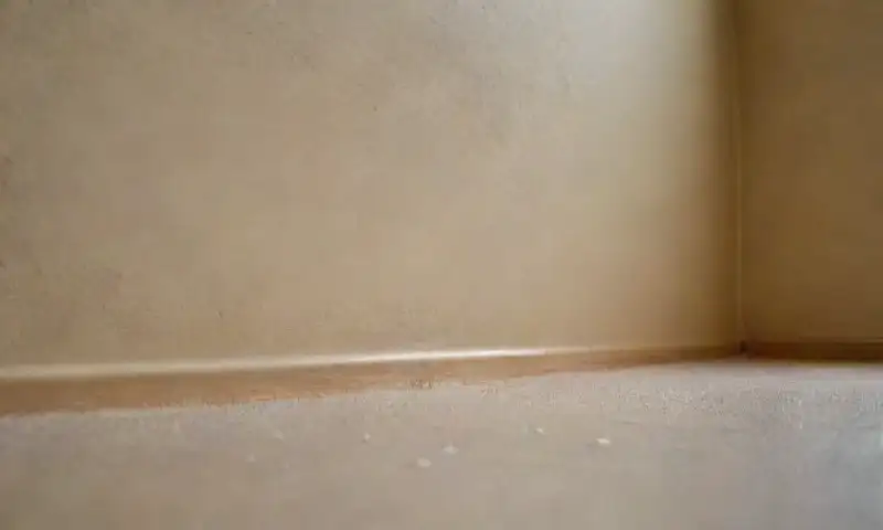 Una pared de yeso desgastada con imperfecciones