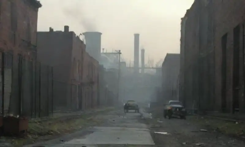 Una ciudad caótica y decrépita, marcada por la contaminación y la pobreza, pero con destellos de vida y resiliencia