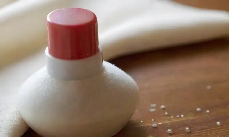 Un primer plano de una tela con una mancha de lápiz labial rojo