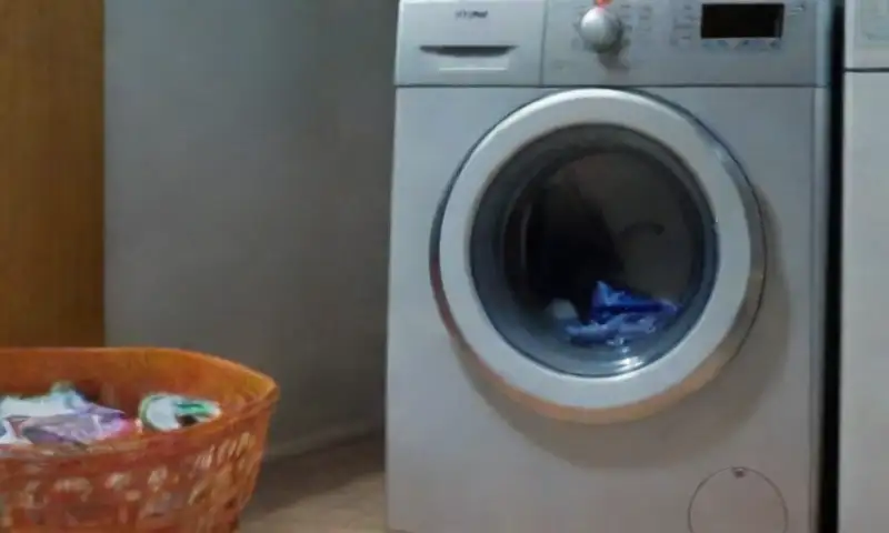 Interfaz de una lavadora desgastada