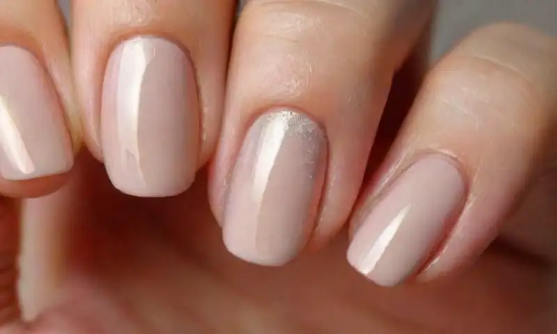 Uñas almendradas brillantes con arte delicado y un acabado suave que reflejan elegancia y sofisticación