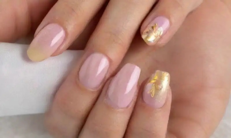 Uñas de almendra elegantes, con acabado brillante en tonos pasteles, arte floral intrincado y acentos de brillo sutil